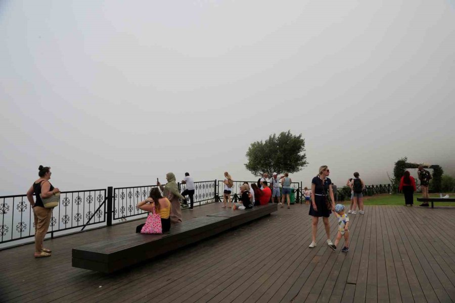 Turizm Kentini Sis Yuttu, Görüntüyü Gören Cep Telefonuna Sarıldı