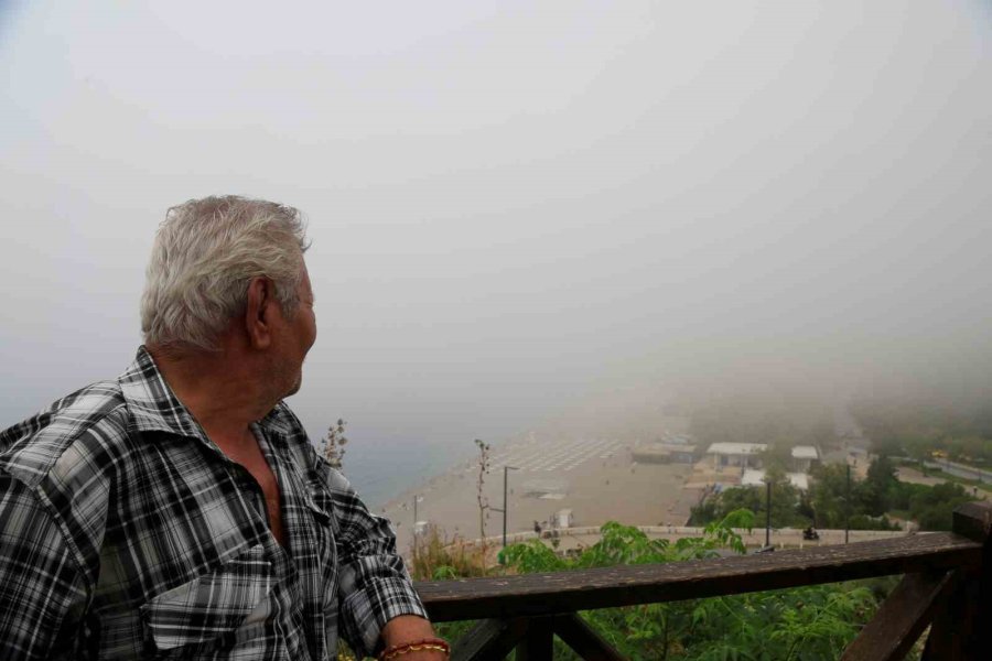 Turizm Kentini Sis Yuttu, Görüntüyü Gören Cep Telefonuna Sarıldı