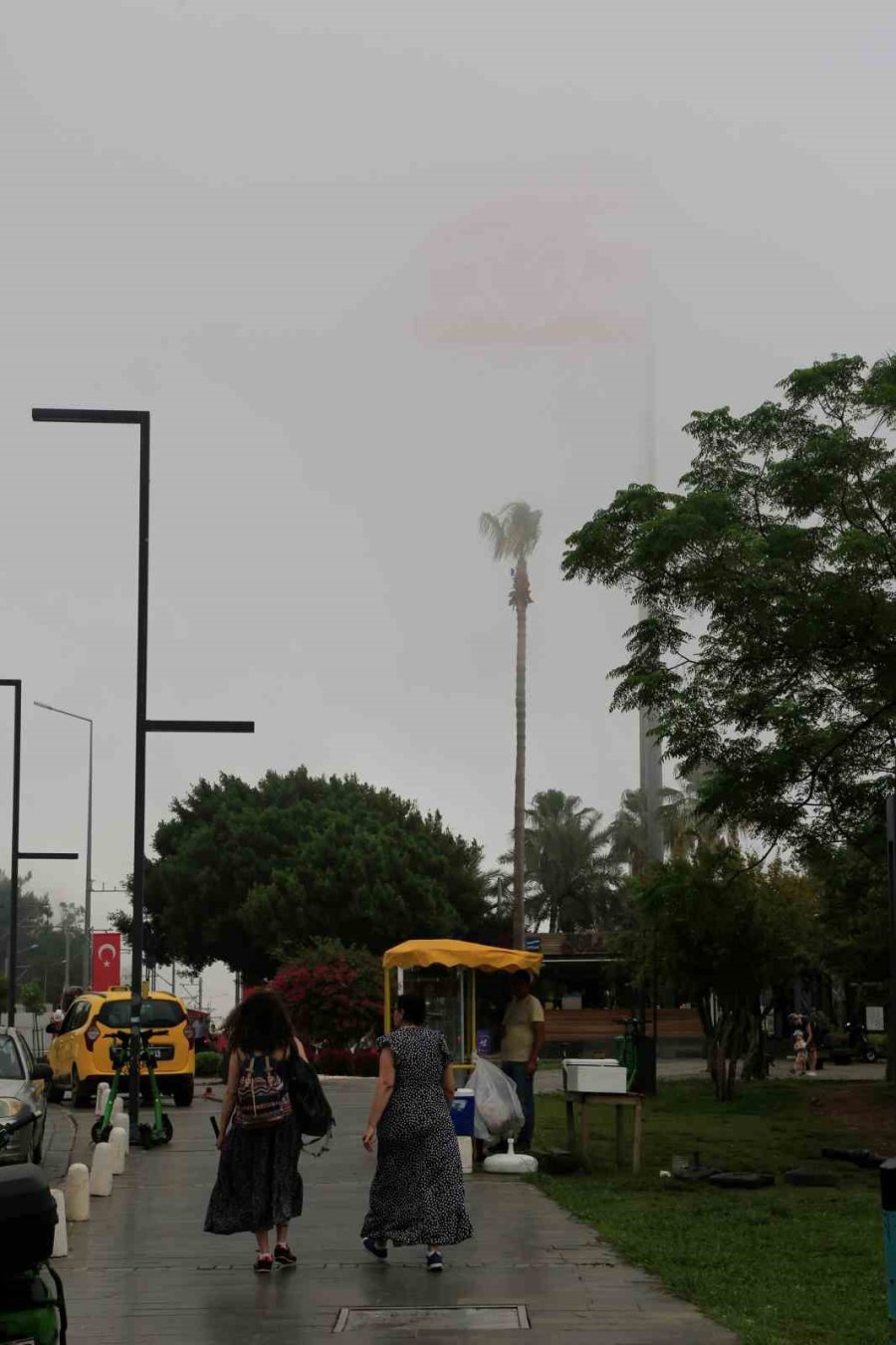 Turizm Kentini Sis Yuttu, Görüntüyü Gören Cep Telefonuna Sarıldı