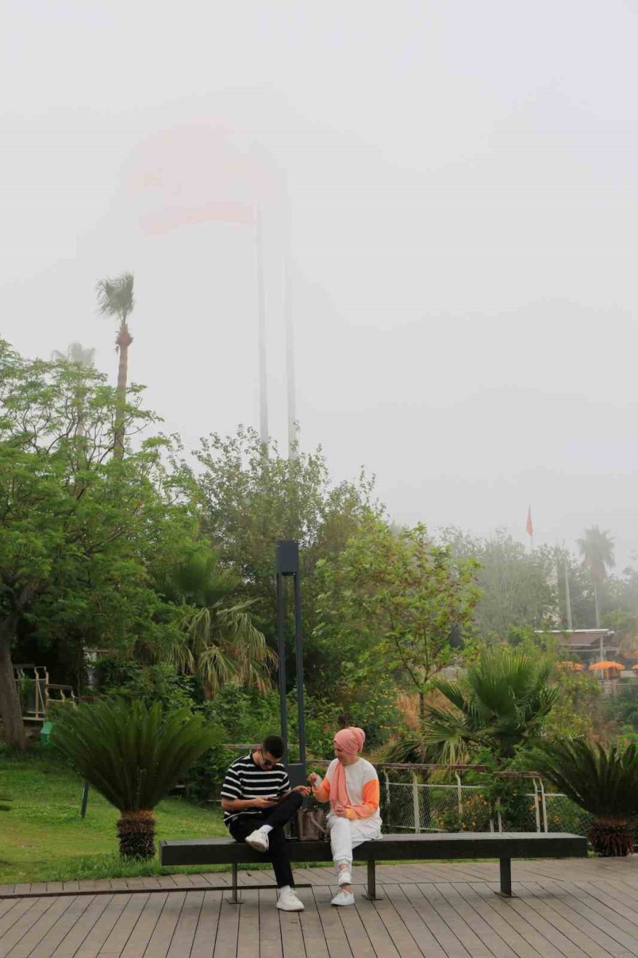 Turizm Kentini Sis Yuttu, Görüntüyü Gören Cep Telefonuna Sarıldı