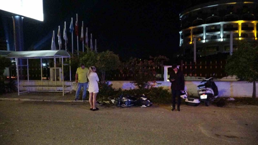 Motosikletle Otele Dönen Turistlere Arkadan Gelen Motosiklet Böyle Çarptı: 3 Yaralı