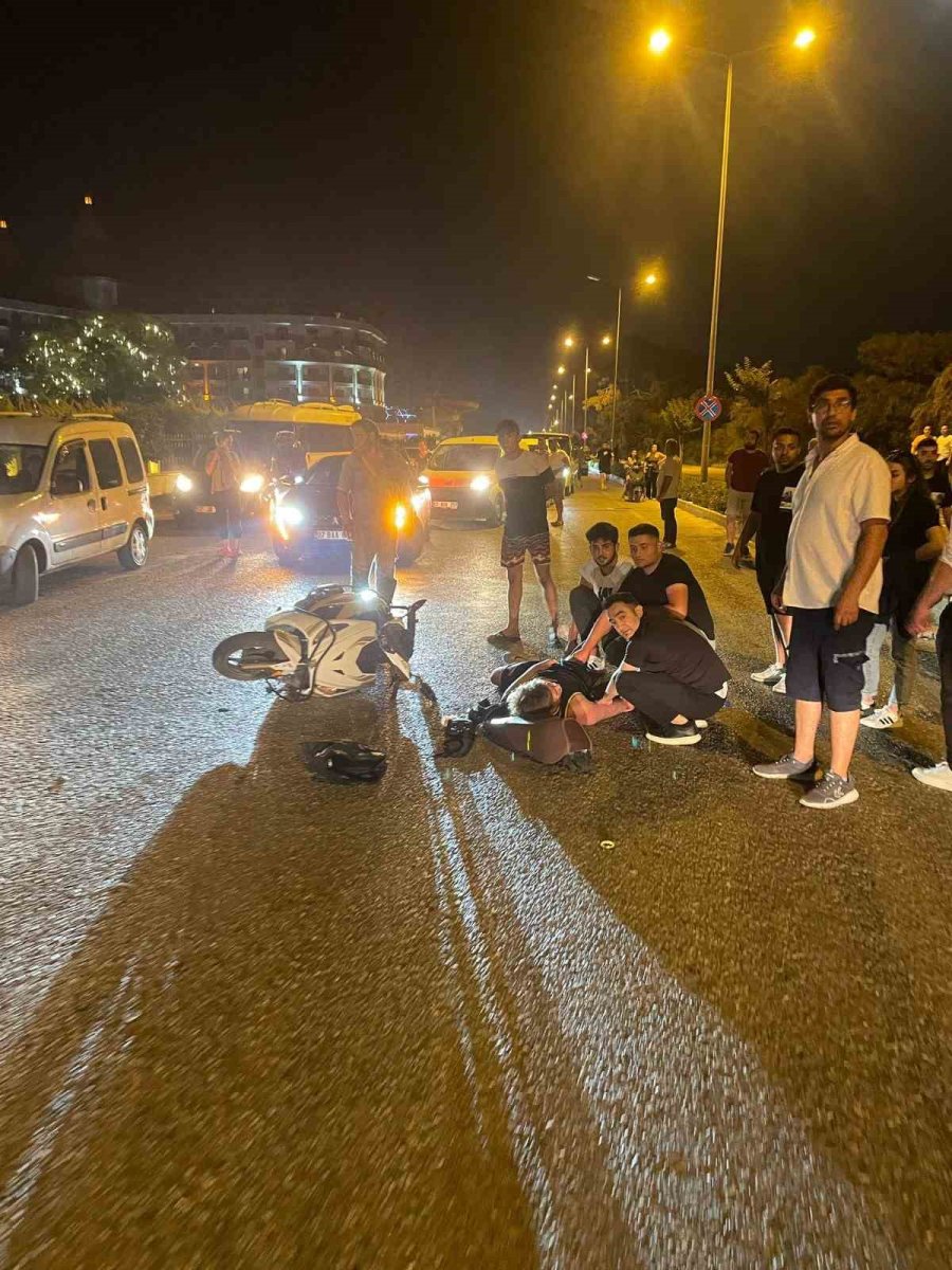 Motosikletle Otele Dönen Turistlere Arkadan Gelen Motosiklet Böyle Çarptı: 3 Yaralı