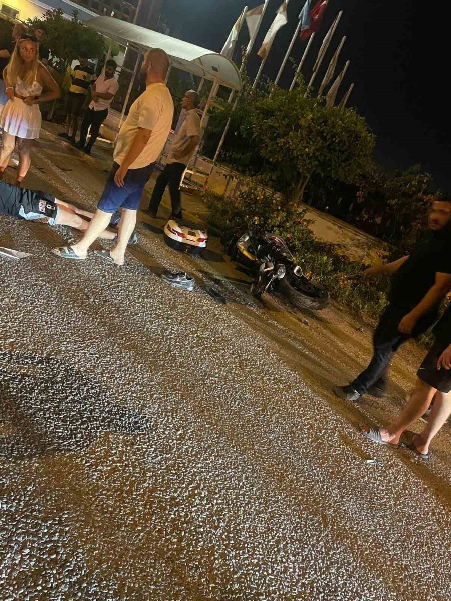 Motosikletle Otele Dönen Turistlere Arkadan Gelen Motosiklet Böyle Çarptı: 3 Yaralı
