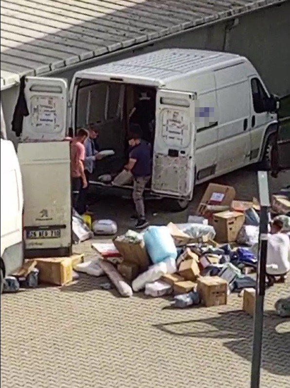 Kargo Çalışanlarının Pes Dedirten Çalışma Yöntemi: Paketleri Böyle Fırlattılar