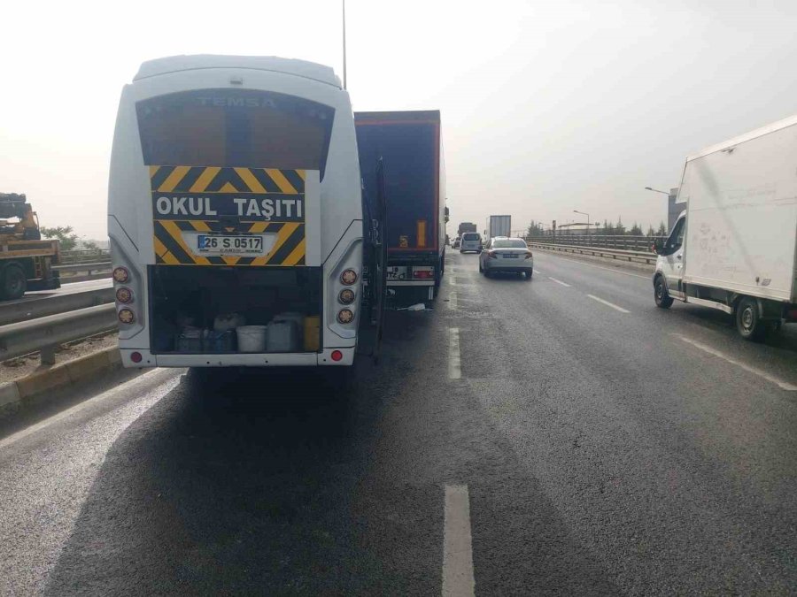 İşçi Servisi Tıra Çarptı, 8 Kişi Yaralandı