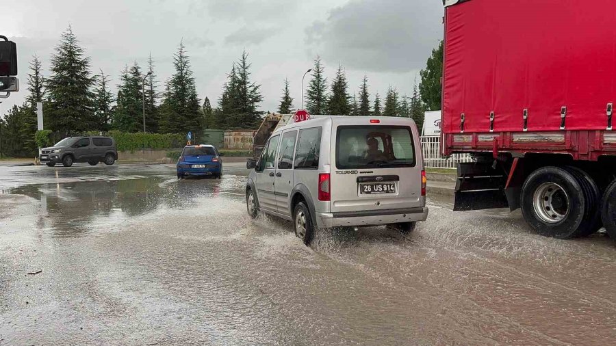 Su Birikintileri Sürücülere Zor Anlar Yaşattı