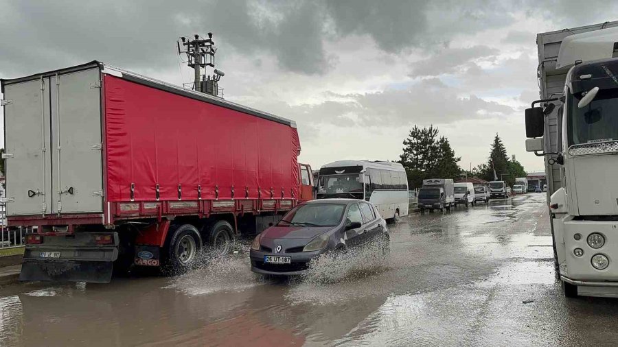 Su Birikintileri Sürücülere Zor Anlar Yaşattı