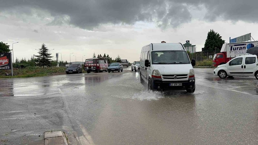 Su Birikintileri Sürücülere Zor Anlar Yaşattı