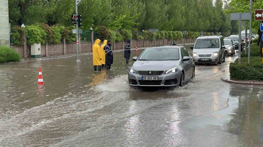 Su Birikintileri Sürücülere Zor Anlar Yaşattı
