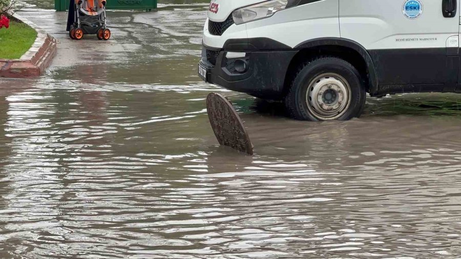 Su Birikintileri Sürücülere Zor Anlar Yaşattı