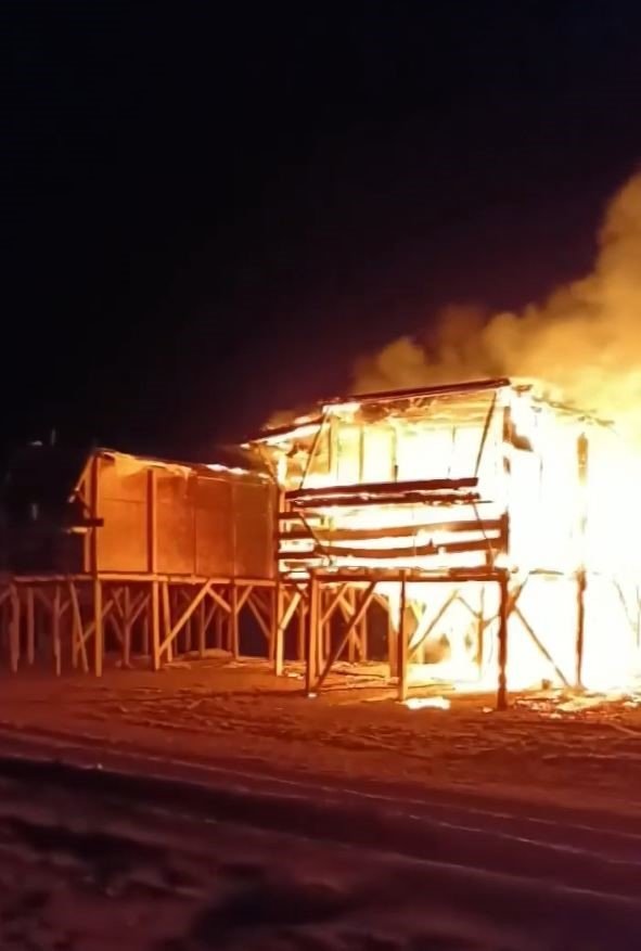 Antalya’da Denize Sıfır Çardaklarda Yangın: 2 Çardak Kül Oldu