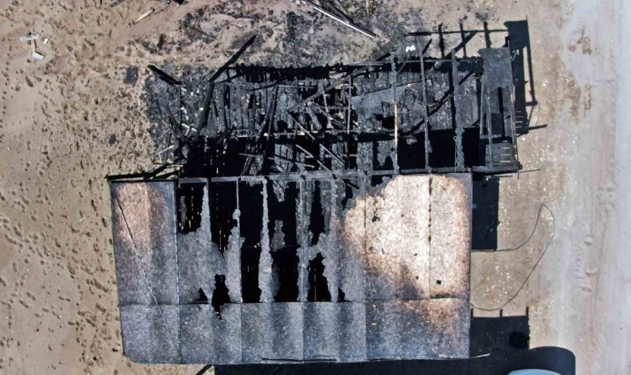 Antalya’da Denize Sıfır Çardaklarda Yangın: 2 Çardak Kül Oldu