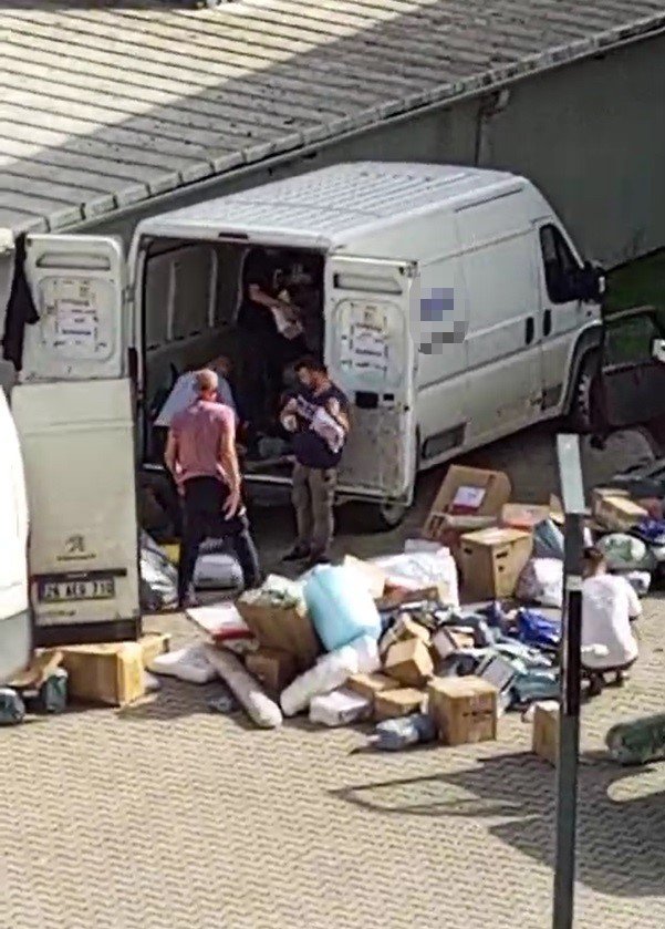 Kargo Çalışanlarının Pes Dedirten Çalışma Yöntemi: Paketleri Böyle Fırlattılar