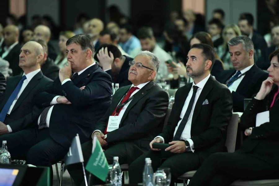 Başkan Büyükkılıç, İstanbul’da Teknoloji Liderleri Zirvesi’ne Katıldı