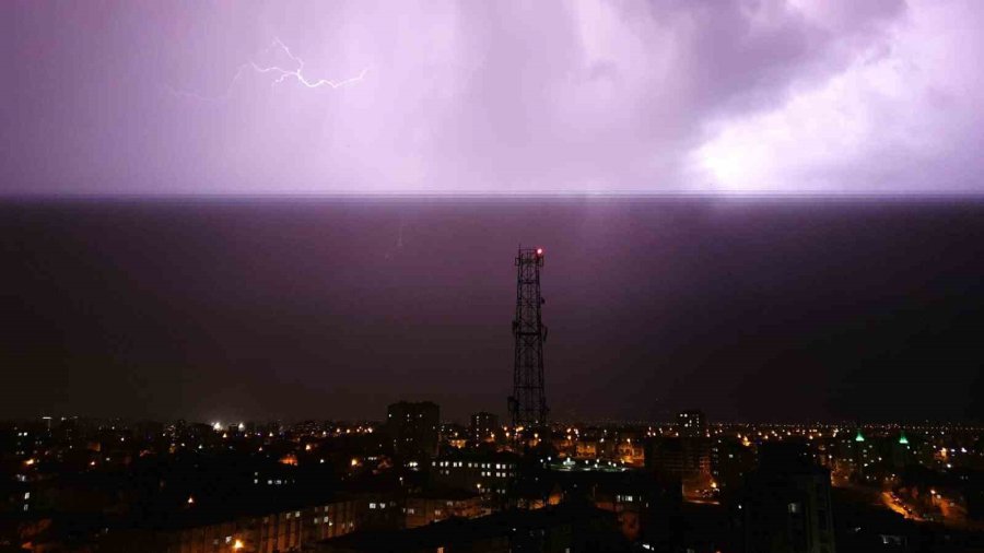 Kayseri’de Şimşekler Geceyi Gündüze Çevirdi