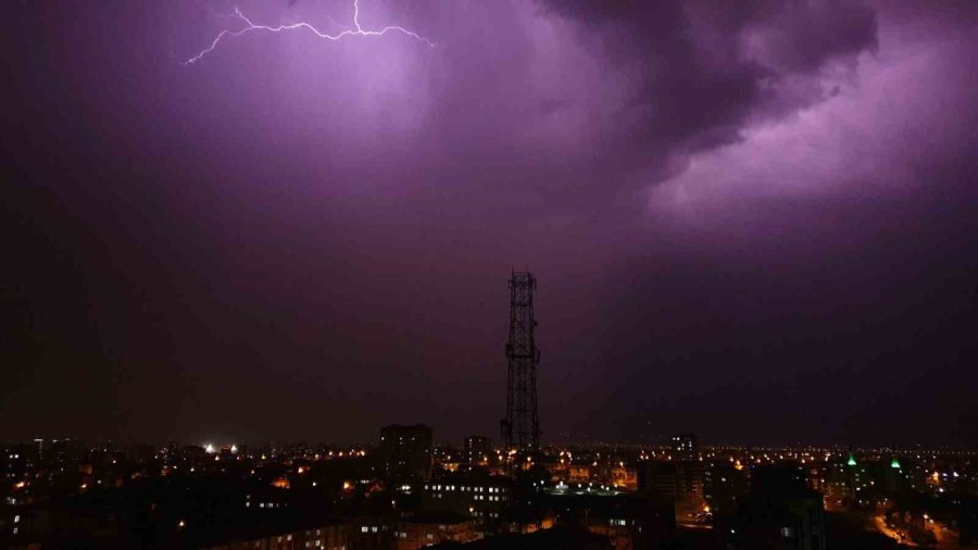 Kayseri’de Şimşekler Geceyi Gündüze Çevirdi