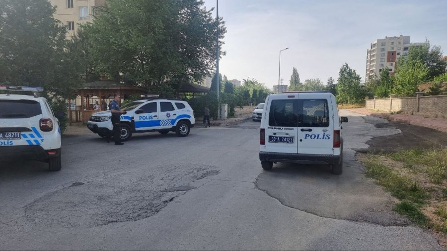 Boşanma Aşamasındaki Eşinin Yüzünü Cam Parçasıyla Kesti