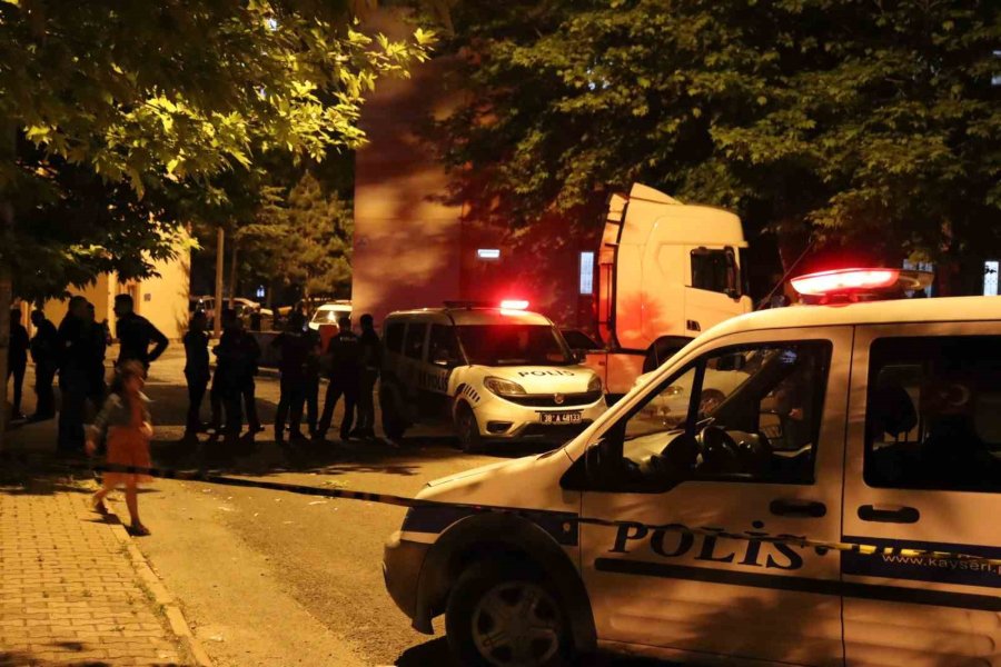 Merakı Başına İş Açtı: Silah Seslerini Duyup Balkona Çıkınca Bacağına Saçma İsabet Etti