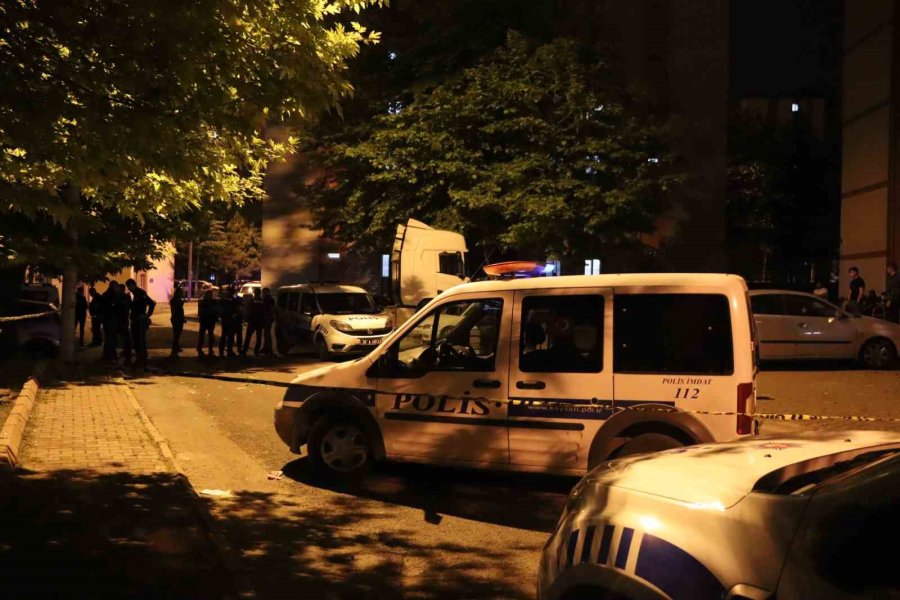 Merakı Başına İş Açtı: Silah Seslerini Duyup Balkona Çıkınca Bacağına Saçma İsabet Etti