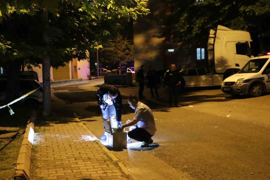 Merakı Başına İş Açtı: Silah Seslerini Duyup Balkona Çıkınca Bacağına Saçma İsabet Etti