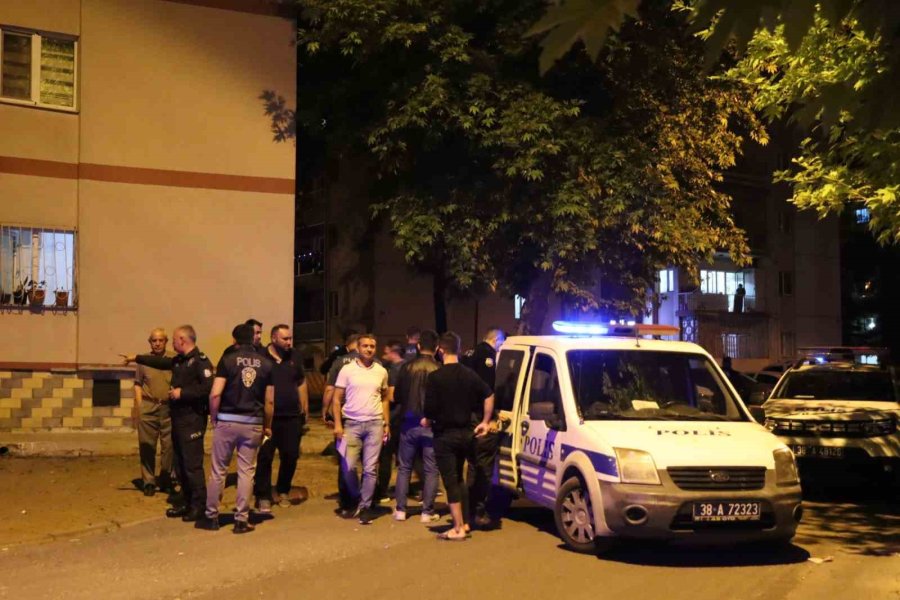 Merakı Başına İş Açtı: Silah Seslerini Duyup Balkona Çıkınca Bacağına Saçma İsabet Etti