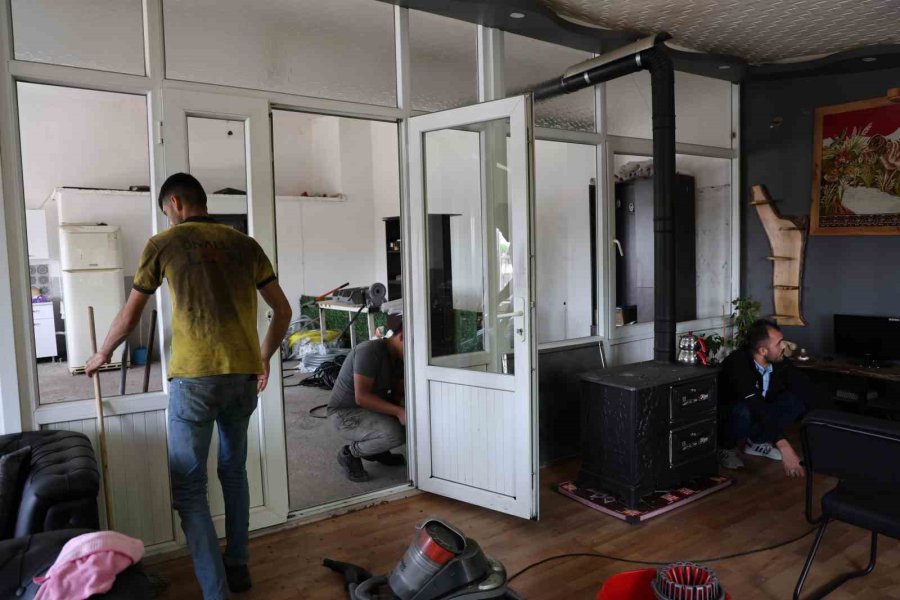 İş Yerine Satırlı, Sopalı Baskın Anı Saniye Saniye Kamerada