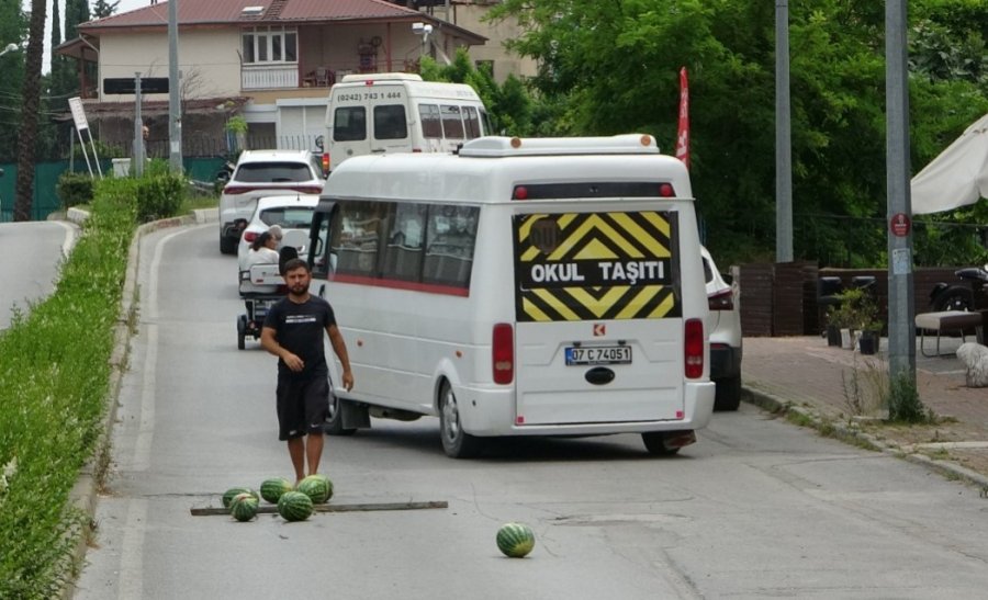 Kamyonetten Düşen Çocuk Minibüsün Altında Kalmaktan Son Anda Kurtuldu