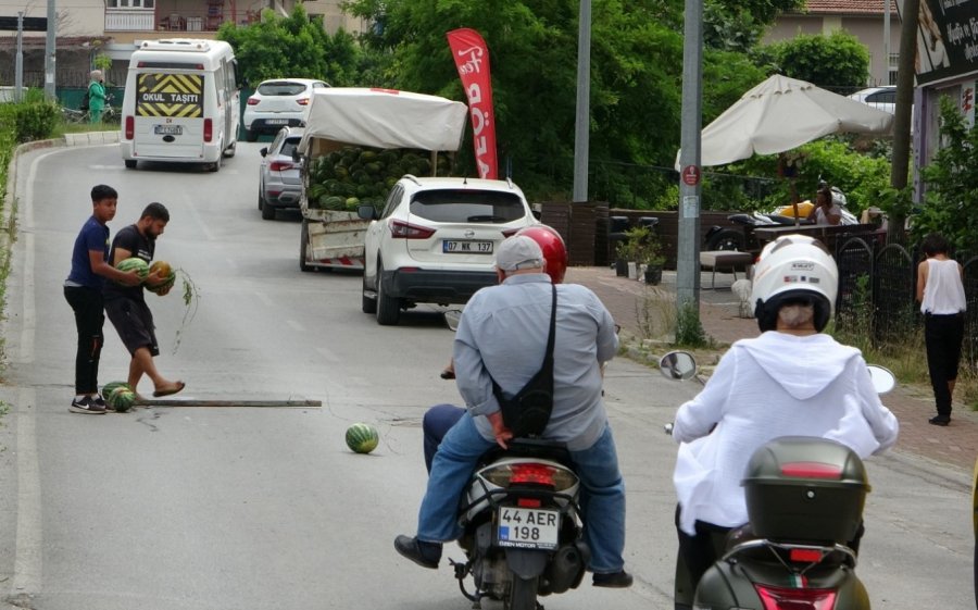 Kamyonetten Düşen Çocuk Minibüsün Altında Kalmaktan Son Anda Kurtuldu