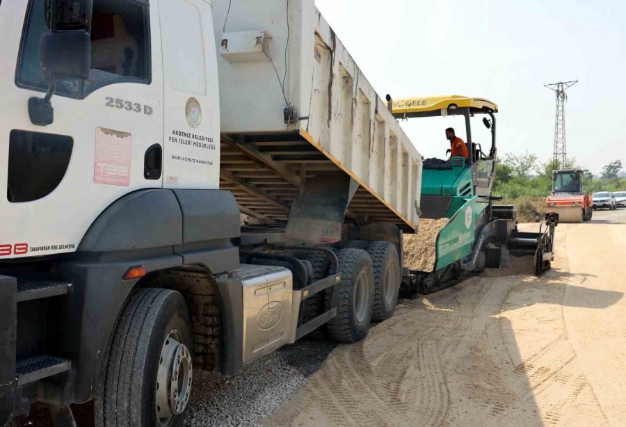 Akdeniz’de Asfalt Çalışmaları Sürüyor