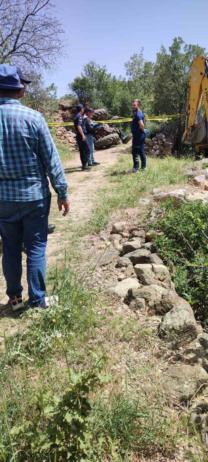 Devrilen Traktörün Altında Kalan Sürücü Hayatını Kaybetti