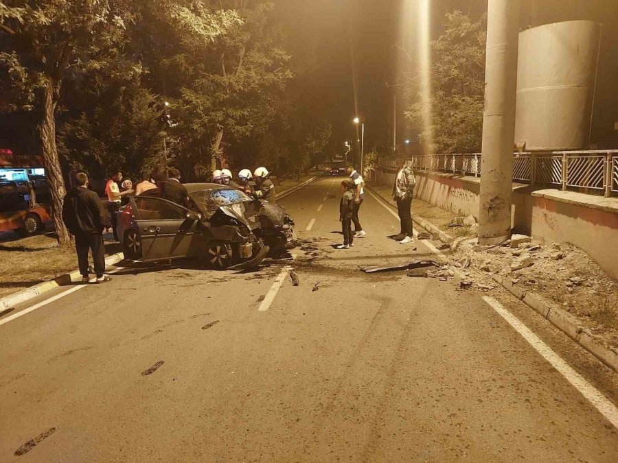 Konya’da Otomobil Aydınlatma Direğine Çarptı: 4 Yaralı