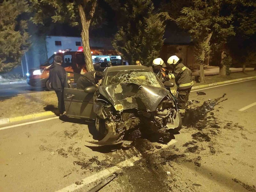 Konya’da Otomobil Aydınlatma Direğine Çarptı: 4 Yaralı