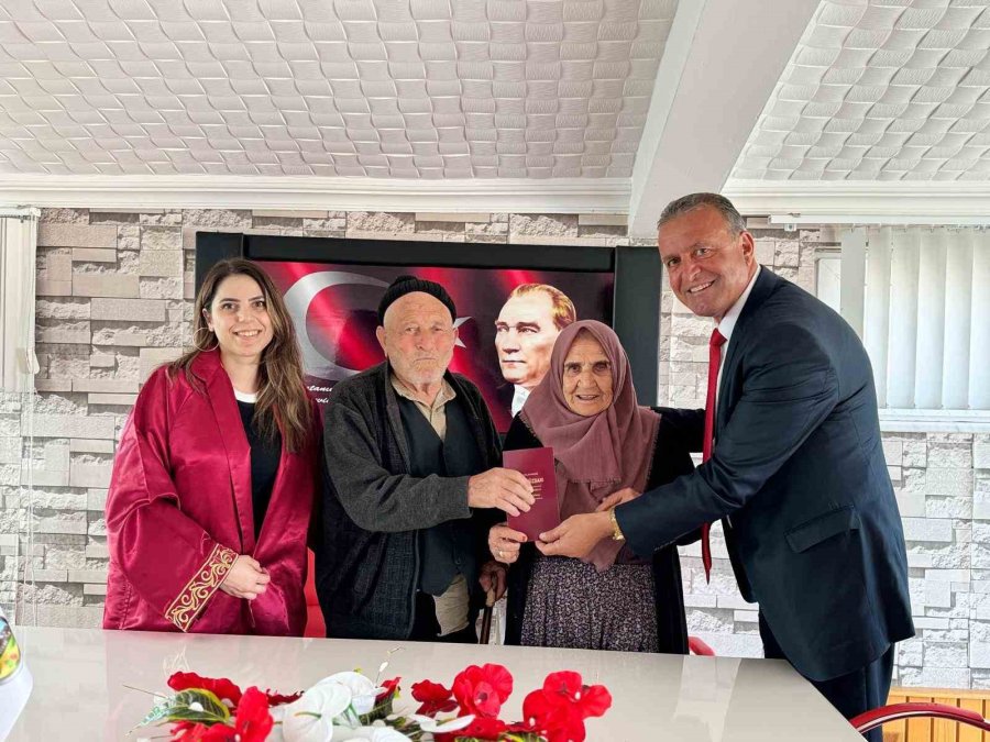 60 Yıl Sonra Resmi Nikah Kıydılar