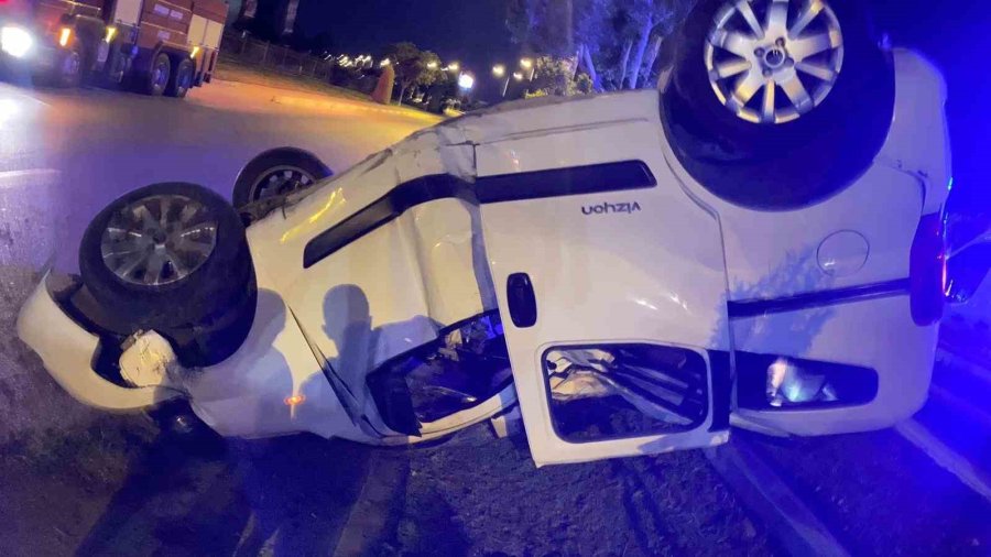 Serik’te Refüje Çarpan Ticari Araç Takla Attı: 1 Yaralı