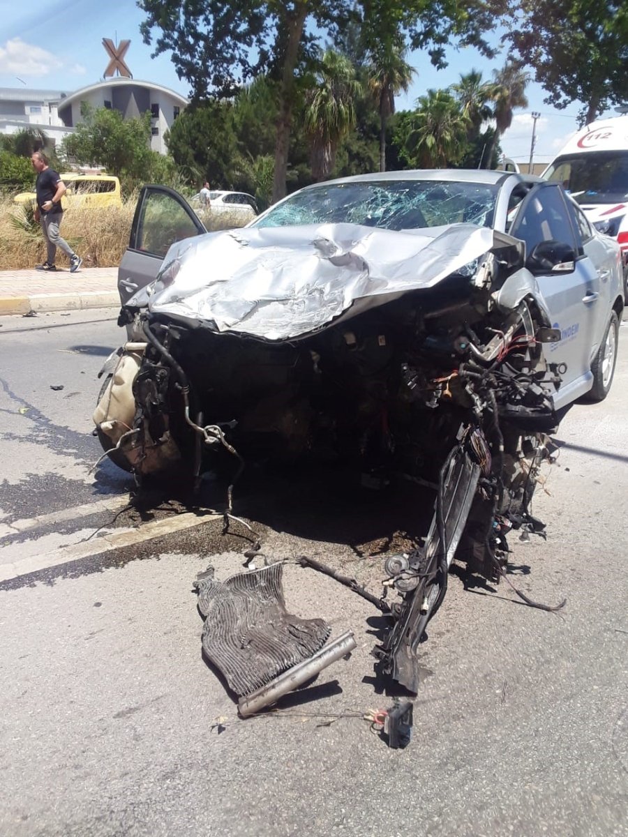 Tur Minibüsü İle Otomobil Çarpıştı 2 Yaralı