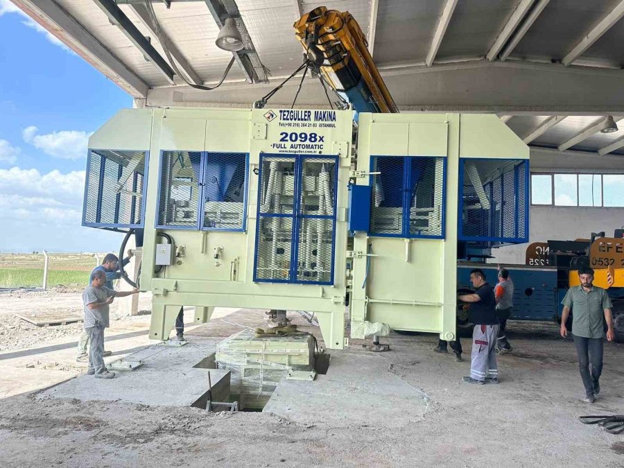 Büyükşehir’den 26 Milyon Tl’lik Beton Parke Taşı Makinesi