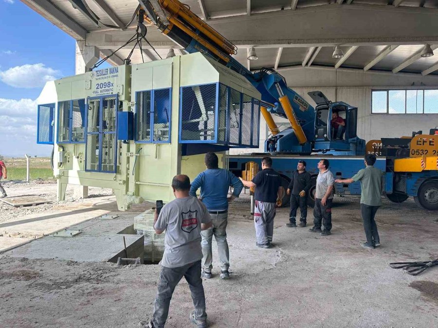 Büyükşehir’den 26 Milyon Tl’lik Beton Parke Taşı Makinesi