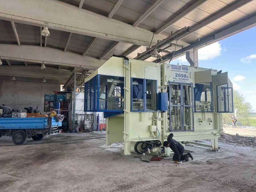 Büyükşehir’den 26 Milyon Tl’lik Beton Parke Taşı Makinesi