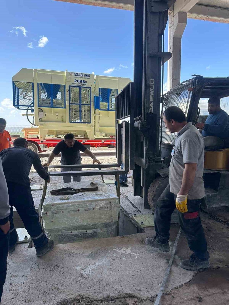 Büyükşehir’den 26 Milyon Tl’lik Beton Parke Taşı Makinesi