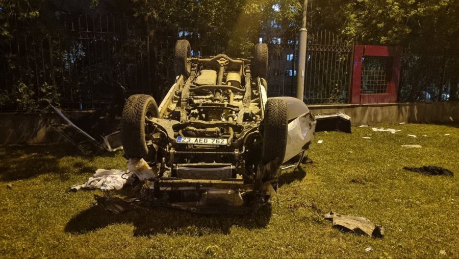 Kaza Yapan Araçlar Takla Attı, Ortalık Savaş Alanına Döndü: 3 Yaralı