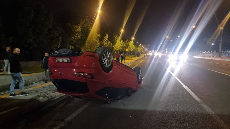 Kaza Yapan Araçlar Takla Attı, Ortalık Savaş Alanına Döndü: 3 Yaralı