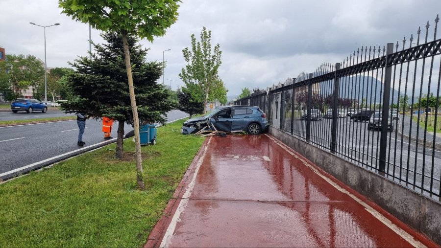 Kontrolden Çıkan Otomobil Direğe Çarparak Yan Yola Uçtu