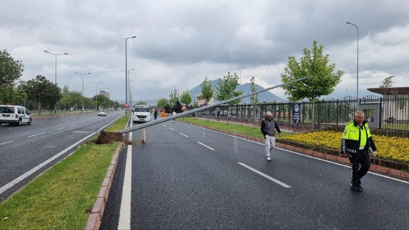 Kontrolden Çıkan Otomobil Direğe Çarparak Yan Yola Uçtu