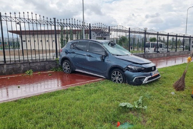 Kontrolden Çıkan Otomobil Direğe Çarparak Yan Yola Uçtu