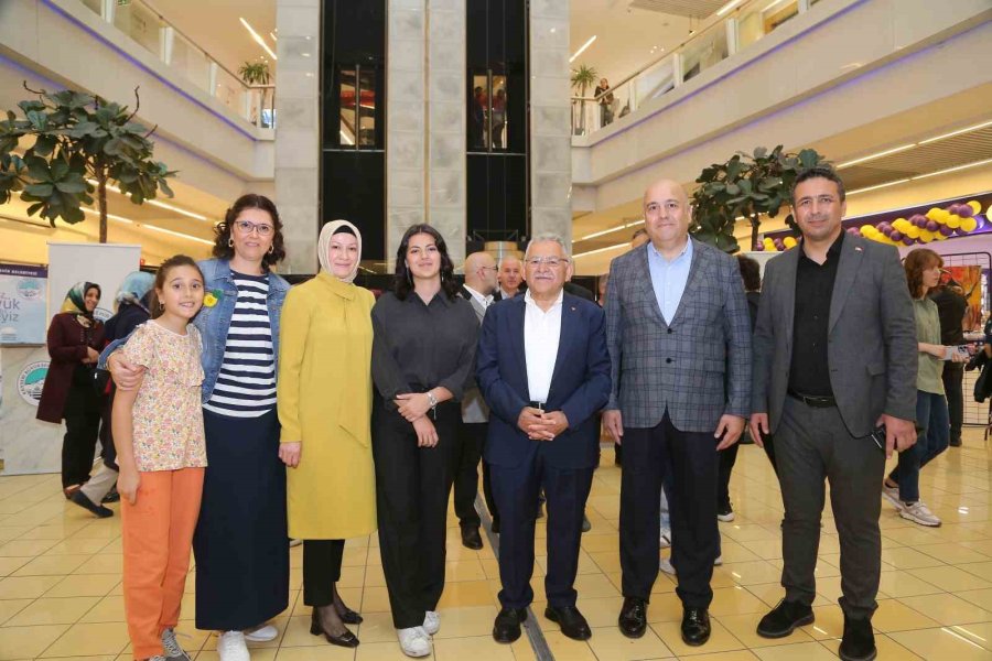 Başkan Büyükkılıç, ’sağlık Hayattır, Sanat Hayattır’ Sergisini Gezdi