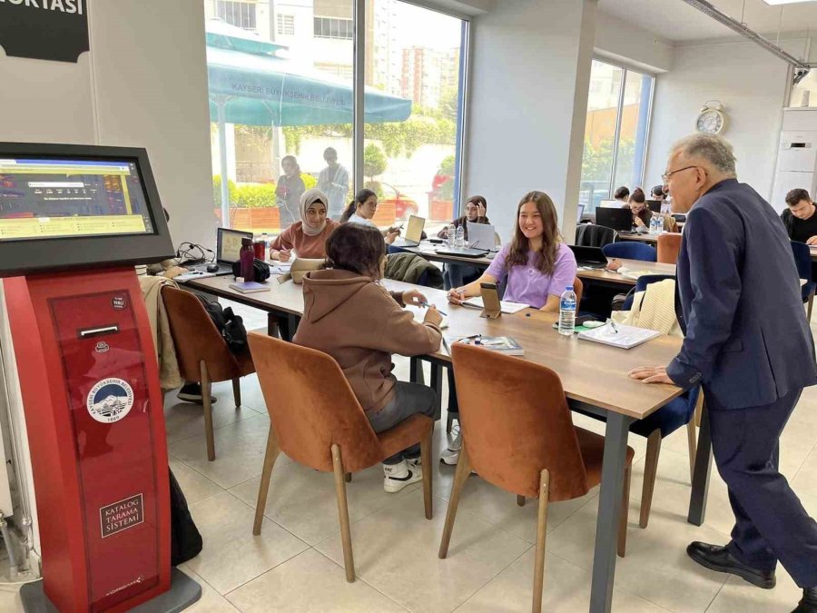 Başkan Büyükkılıç, Gençlerle Kütüphanede Bir Araya Geldi