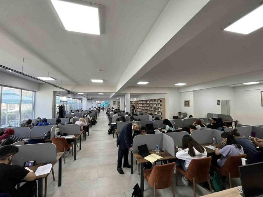 Başkan Büyükkılıç, Gençlerle Kütüphanede Bir Araya Geldi