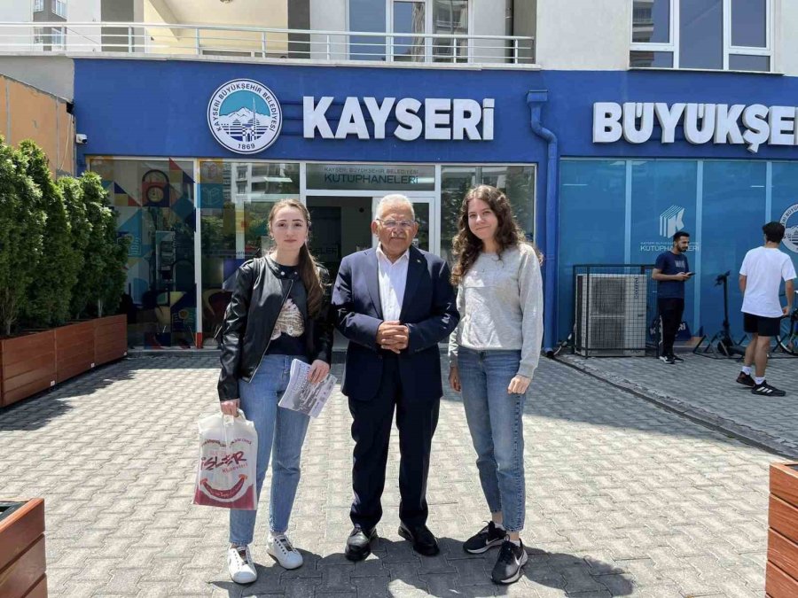 Başkan Büyükkılıç, Gençlerle Kütüphanede Bir Araya Geldi