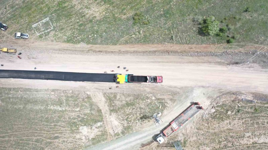 Yeni İş Makineleri Pınarbaşı’nda Yol Çalışması Yaptı