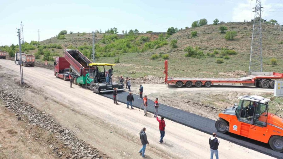 Yeni İş Makineleri Pınarbaşı’nda Yol Çalışması Yaptı